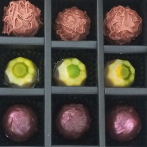 Schwarze Schachtel mit 3 Sorten Pralinen