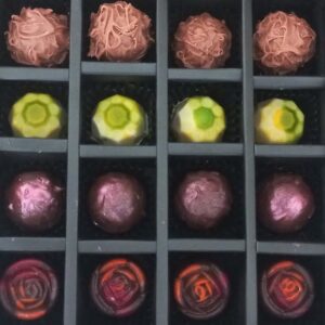 Schwarze Schachtel mit 4 Sorten Pralinen