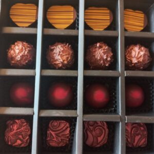 Schwarze Schachtel mit 4 Sorten Pralinen