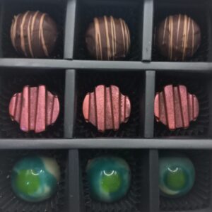 Schwarze Schachtel mit 3 Sorten Pralinen