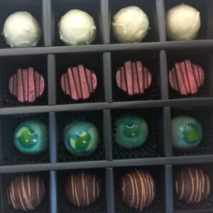 Schwarze Schachtel mit 4 Sorten Pralinen