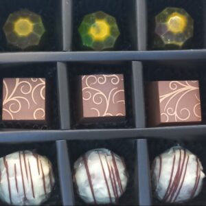 Schwarze Schachtel mit 3 Sorten Pralinen