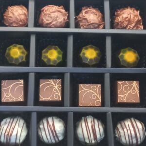 Schwarze Schachtel mit 4 Sorten Pralinen