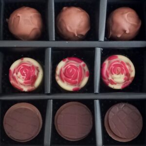 Schwarze Schachtel mit 3 Sorten Pralinen