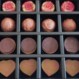 4 Sorten Pralinen in einer schwarzen Schachtel