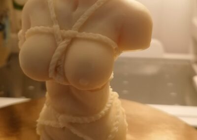 Bondage Art aus weißer Schokolade