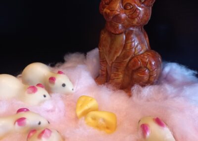 Katze und Mäuse aus Schokolade