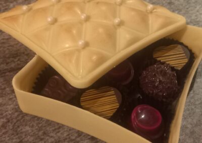 Schmuckschatulle aus Schokolade mit Konfekt