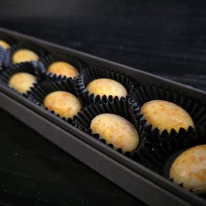 Handgemachte Nougatosereier aus weißer Schokolade