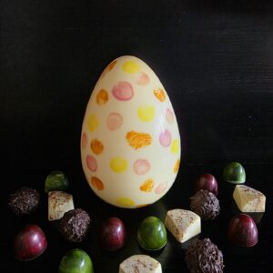 Schokoladenosterei mit Pralinen