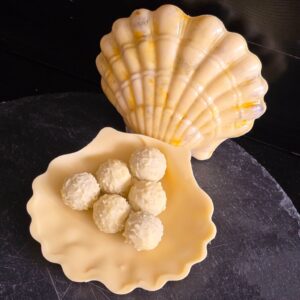 Schokoladenmuschel mit Rum-Kokos-Konfekt